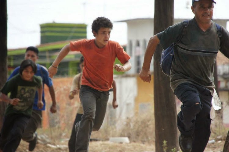 Screenshot of the characters running away from an obstacle affecting their journey to the states during the film La Jaula de Oro.