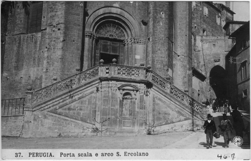 Perugia. Porta scala e arco S. Ercolano