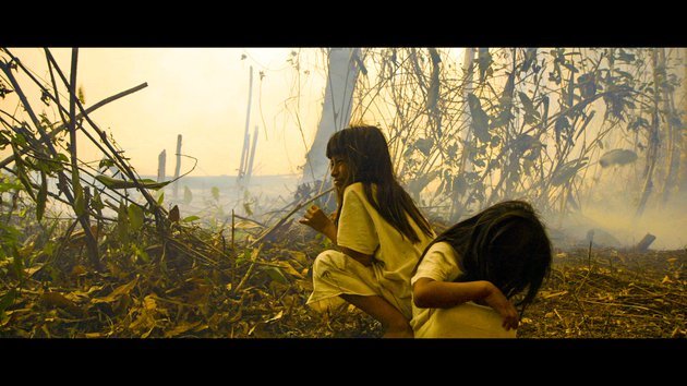 Screenshot of the children in the film La Laguna playing in the rainforest.