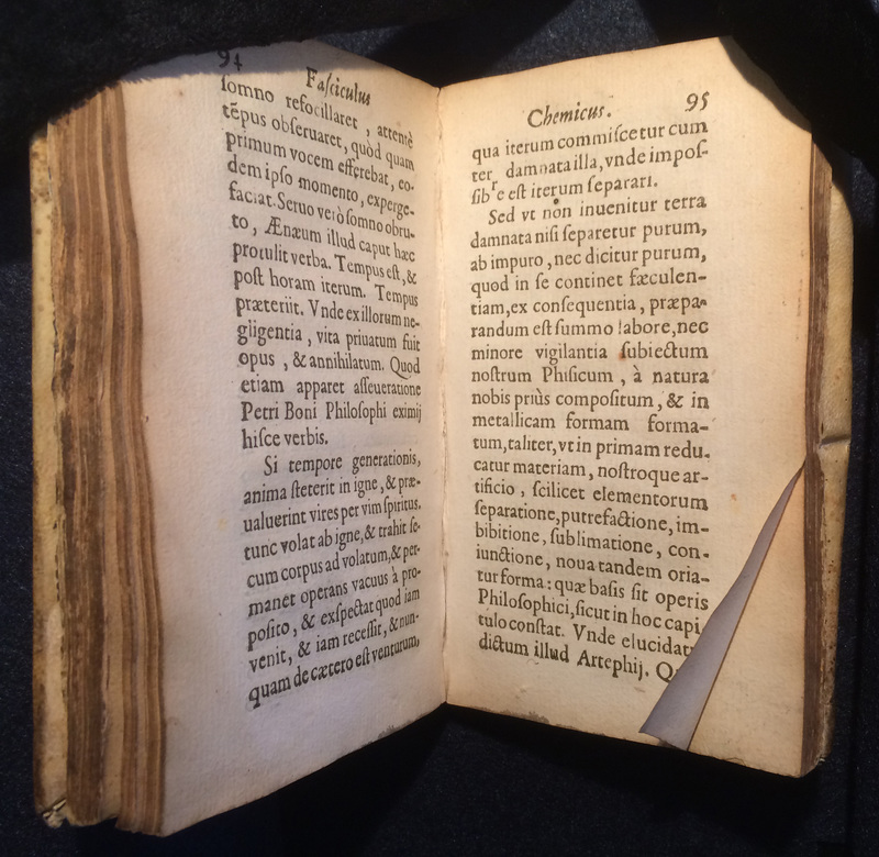 Dog-ear mark in Arthur Dee, Fasciculus chemicus, abstrusae hermeticae scientiae, ingressum, progressum, coronidem, verbis apertissimis explicans (Paris: Nicolas de La Vigne, 1631)