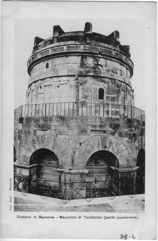 Dintorni di Ravenna - Mausoleo di Teodorico (parte posteriore).
