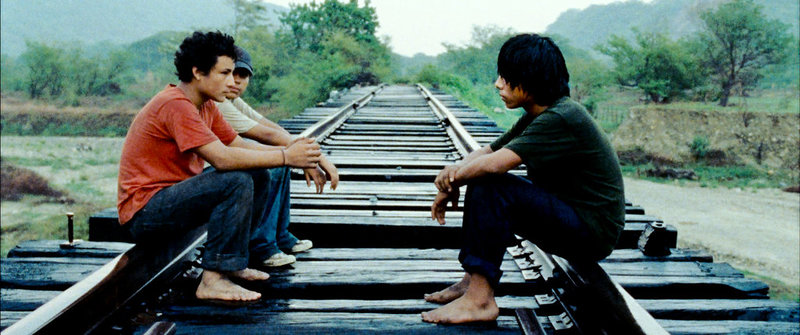 Screenshot of three boys waiting for the train in La Jaula de Oro.